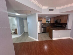 8290 Lake Dr, Unit 502 in Doral, FL - Building Photo - Building Photo