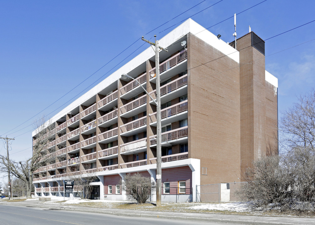 Russell Smyth Heights in Ottawa, ON - Building Photo