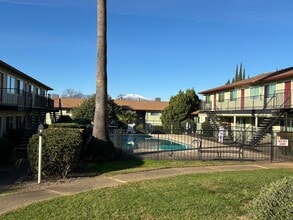 Manzanita Manor Apartments in Redding, CA - Foto de edificio - Building Photo