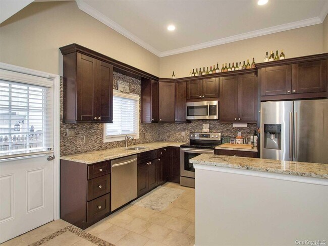 11 Pratt St in West Babylon, NY - Building Photo - Building Photo