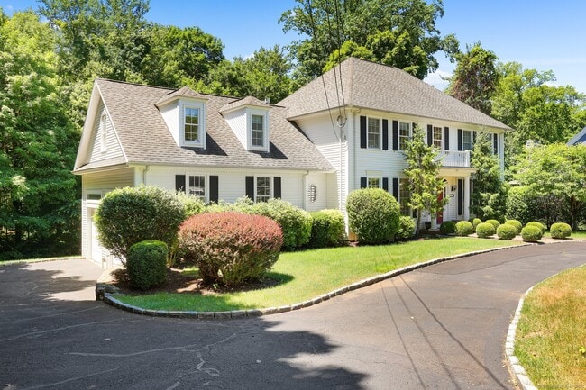 2189 Huntington Turnpike in Trumbull, CT - Foto de edificio - Building Photo