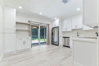 11527 SW 81st Rd in Pinecrest, FL - Building Photo - Building Photo