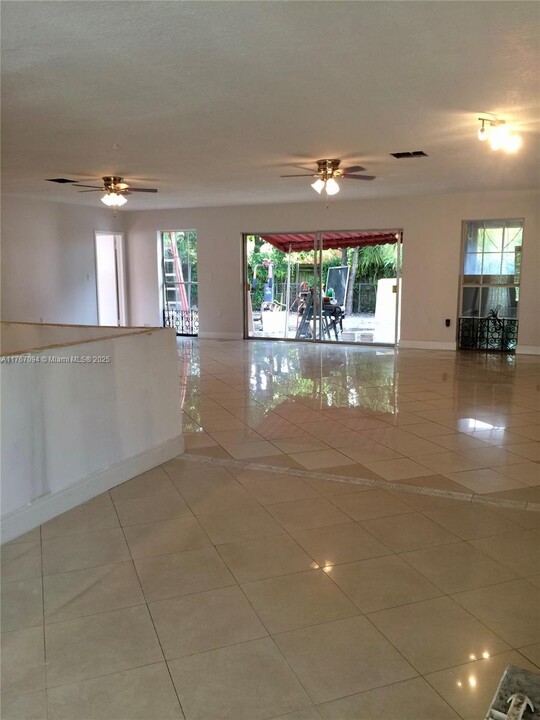 501 NE 180th Dr in North Miami Beach, FL - Foto de edificio