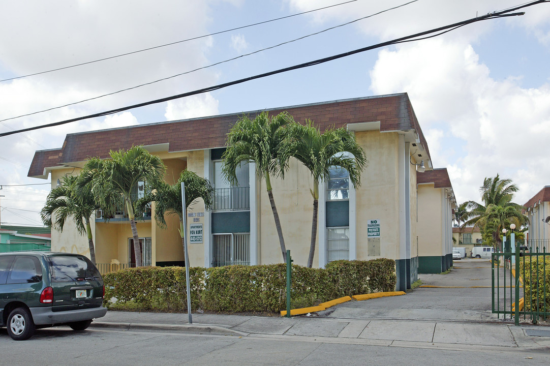 Rona Apartments in Miami, FL - Building Photo