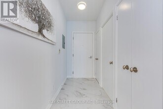 111 Elizabeth St in Toronto, ON - Building Photo - Building Photo