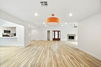 914 Coachlight Dr in Houston, TX - Building Photo - Building Photo