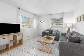 262 SE 9th Ave in Deerfield Beach, FL - Building Photo - Building Photo