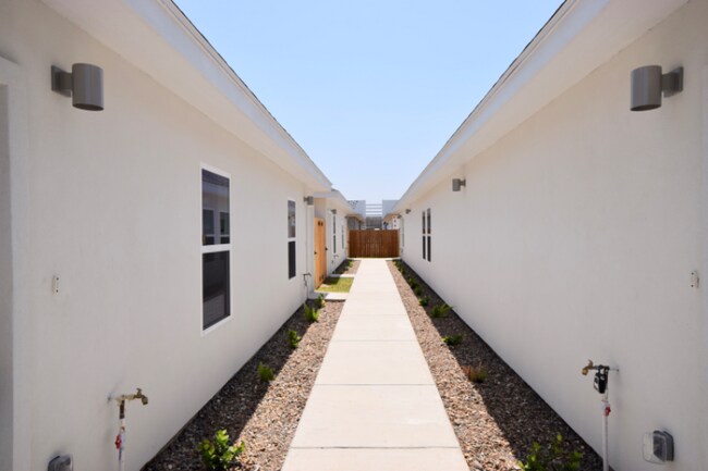 3113 W Kenwood St-Unit -Unit 3 in Edinburg, TX - Foto de edificio - Building Photo