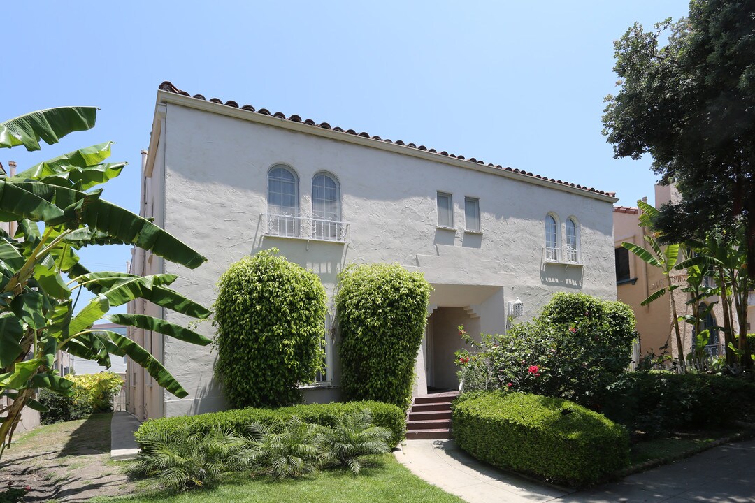 138-140 N Clark Dr in Beverly Hills, CA - Building Photo