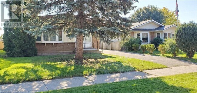 102 Pepperwood Crescent in Kitchener, ON - Building Photo - Building Photo
