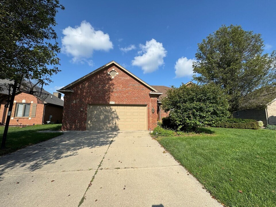 49472 Helmsley Dr in Macomb, MI - Foto de edificio