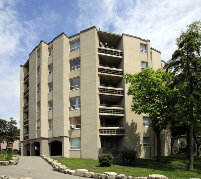 11 Valley Woods Rd in Toronto, ON - Building Photo - Building Photo