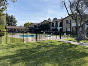 Redwood Apartments in Atwater, CA - Foto de edificio - Building Photo