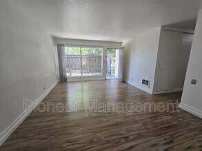 807 NE Alameda Ave in Roseburg, OR - Building Photo - Building Photo