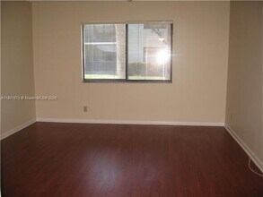 413 Lakeview Dr in Weston, FL - Building Photo - Building Photo
