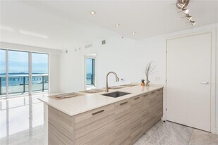 16001 Collins Ave, Unit 3202 in North Miami Beach, FL - Building Photo