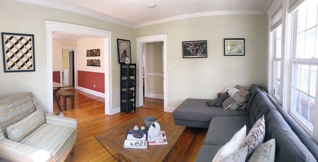 52 Dimick St, Unit 2 in Somerville, MA - Foto de edificio - Building Photo