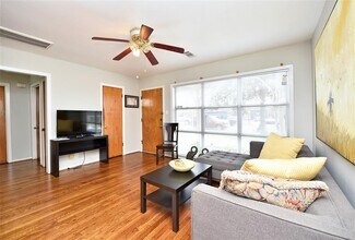 6638 Barney Rd in Houston, TX - Building Photo - Building Photo