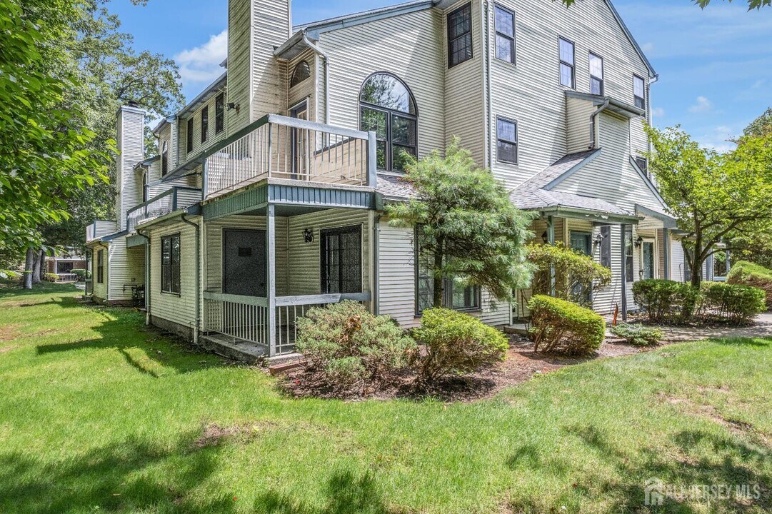 5101 Stonehedge Rd in Edison, NJ - Building Photo