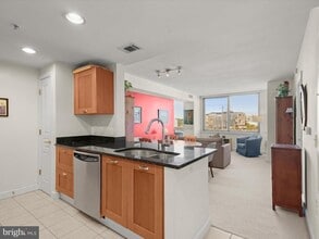 2451 Midtown Ave in Alexandria, VA - Foto de edificio - Building Photo