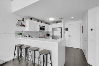 300 S Biscayne Blvd, Unit 410 in Miami, FL - Foto de edificio - Building Photo