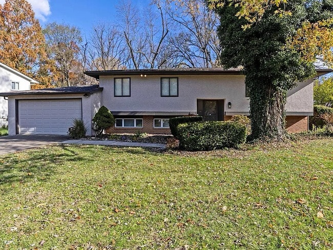 property at 300 Brookhaven Dr E