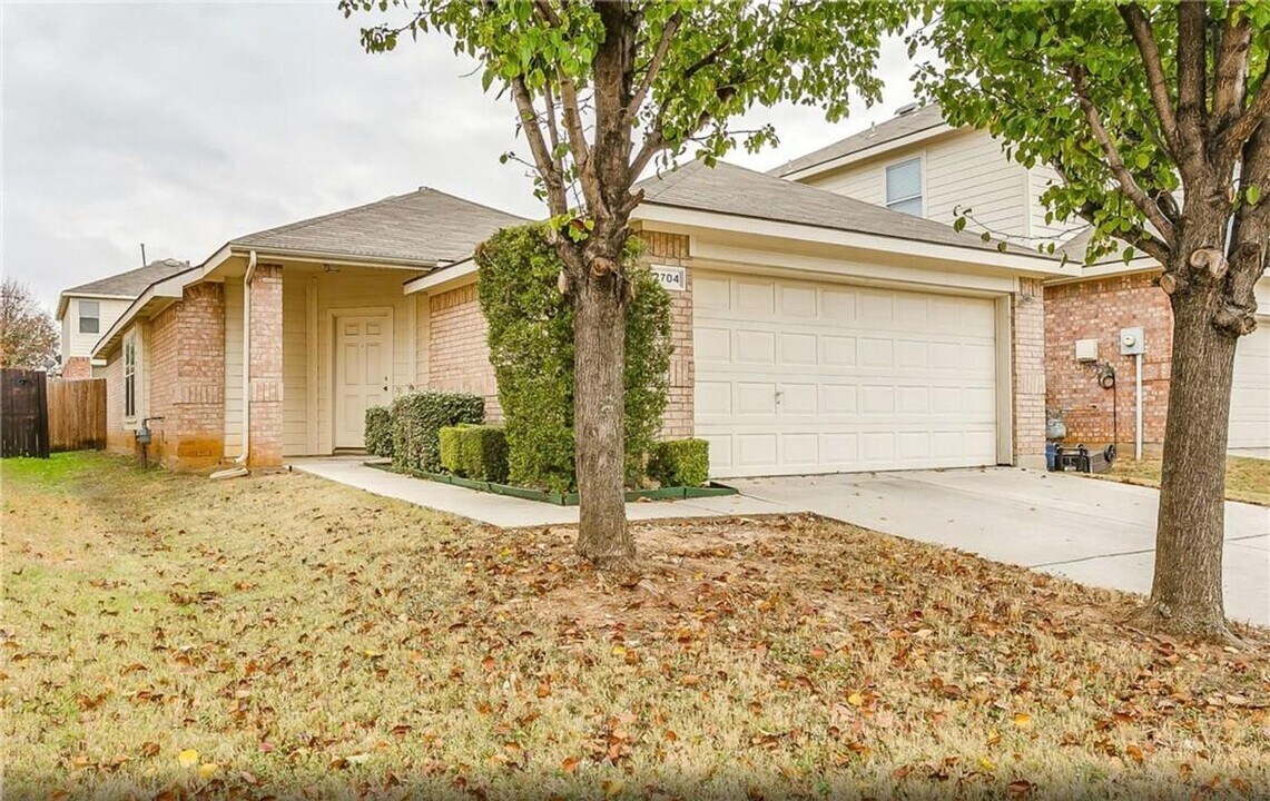 2704 Mountain Lion Dr in Fort Worth, TX - Building Photo