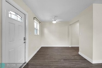 2466 Taylor St in Hollywood, FL - Building Photo - Building Photo