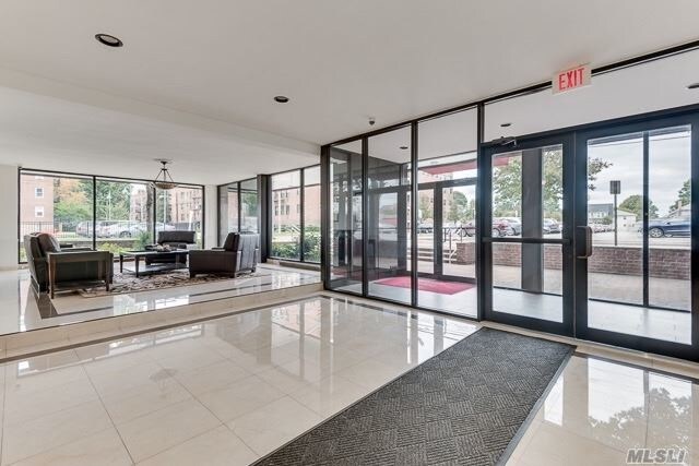 225 1st St-Unit -2K in Mineola, NY - Building Photo - Building Photo