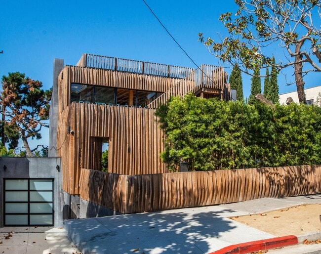 2460 Beverley Ave in Santa Monica, CA - Building Photo - Building Photo