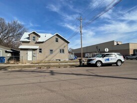 122 W 9th Ave in Mitchell, SD - Building Photo