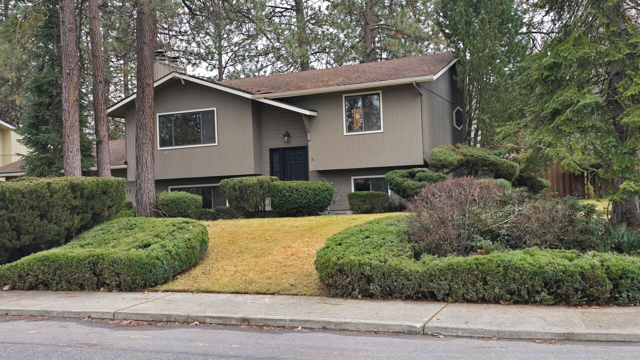 5611 W Woodside Ave in Spokane, WA - Building Photo