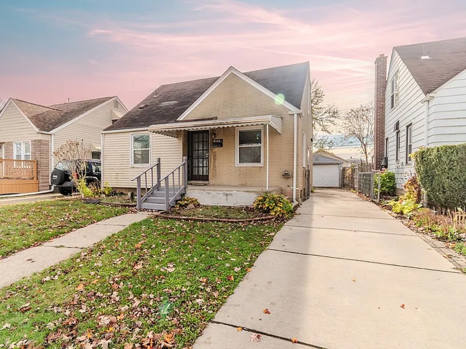 8126 Standard St in Center Line, MI - Building Photo