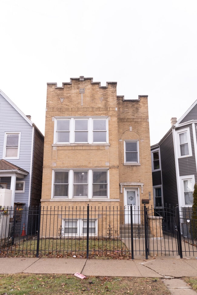 property at 2016 N Kilbourn Ave