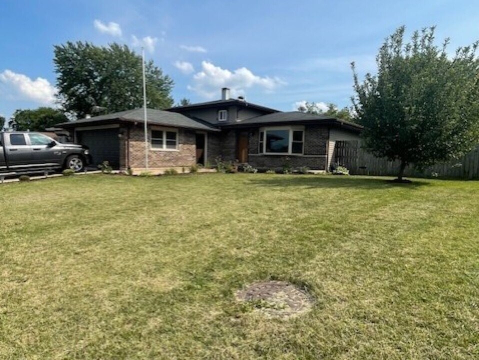 647 W Stearns Rd in Bartlett, IL - Building Photo
