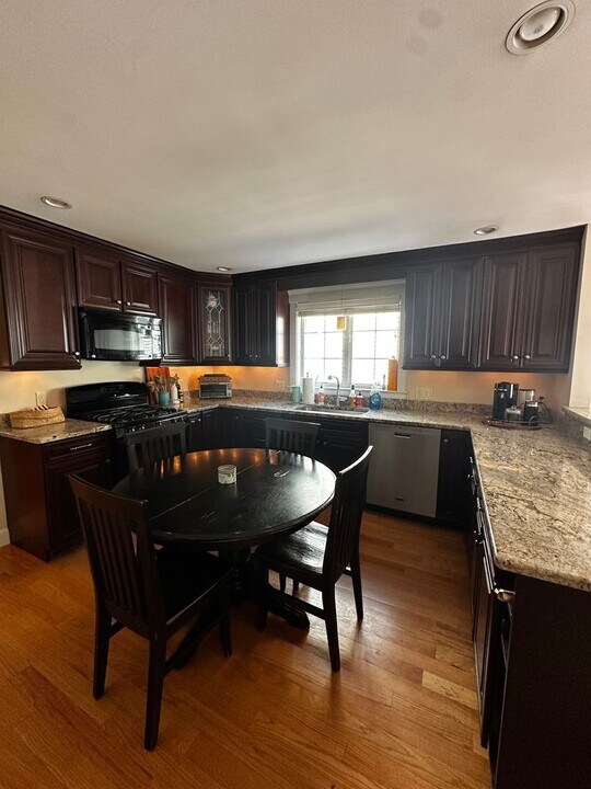 557 E 7th St in Boston, MA - Building Photo