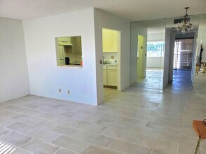 2200 Springdale Blvd in Palm Springs, FL - Foto de edificio - Building Photo