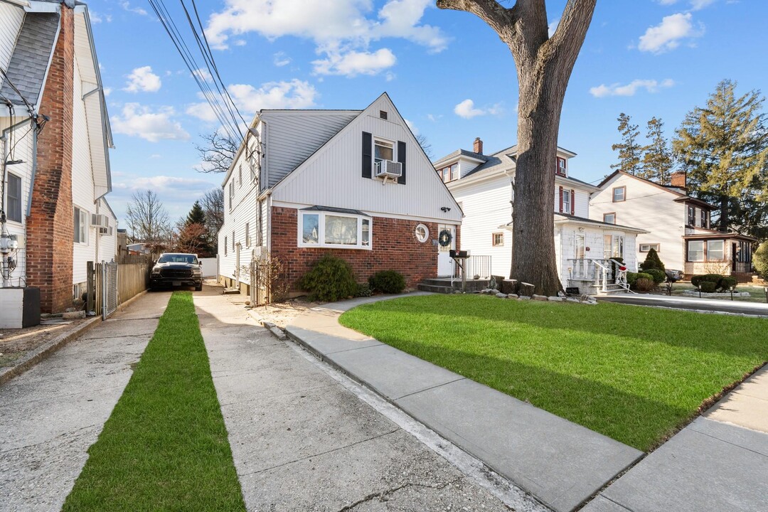 12 Lawrence Ave in Lynbrook, NY - Building Photo