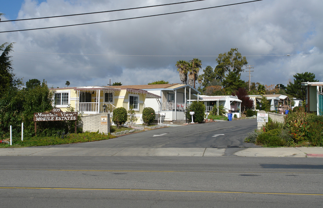 809 Olive Ave in Vista, CA - Foto de edificio