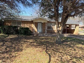 105 S Mulberry St in Archer City, TX - Building Photo