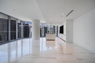 300 Biscayne Blvd Way, Unit 2807 in Miami, FL - Building Photo - Building Photo