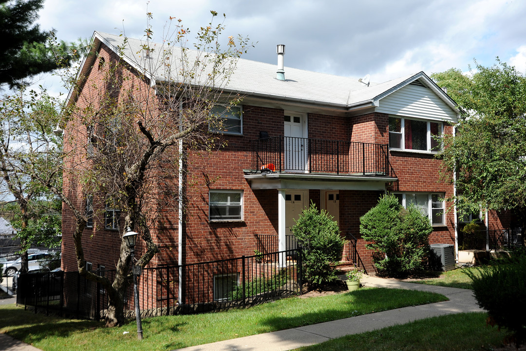 69 Chester Pl in Englewood, NJ - Building Photo