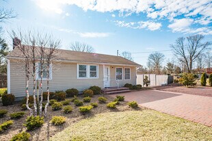 1006 Merriam Rd in Bay Shore, NY - Building Photo