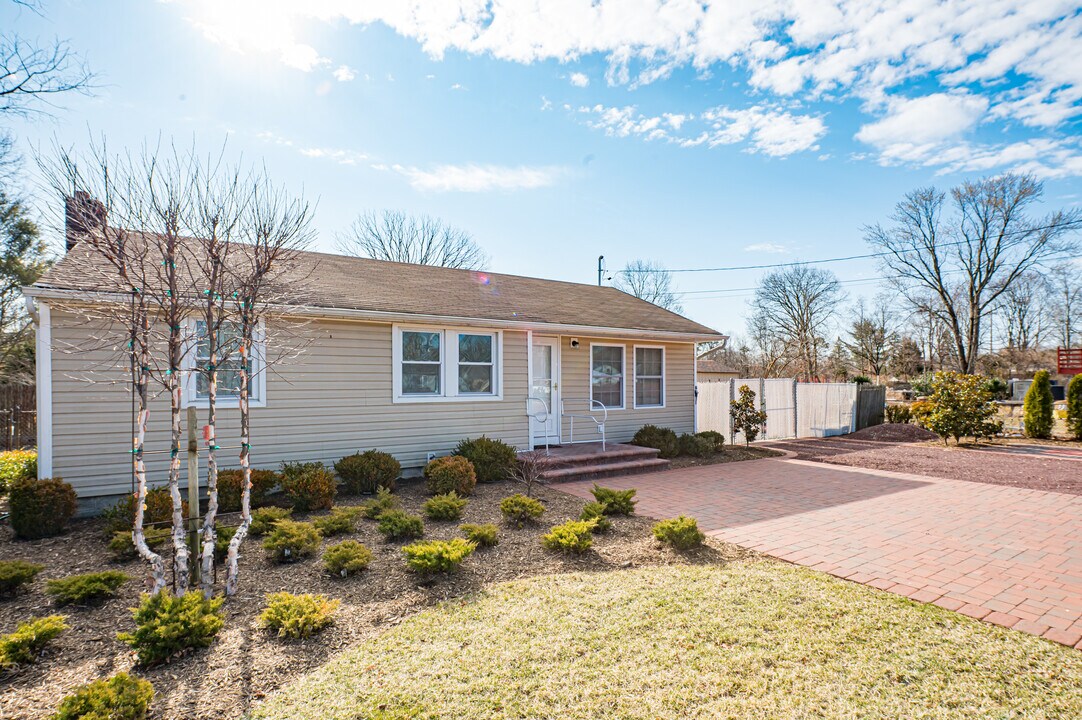 1006 Merriam Rd in Bay Shore, NY - Building Photo
