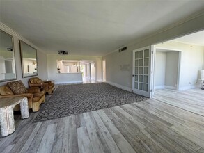 2601 S Palm Aire Dr, Unit 112 in Pompano Beach, FL - Building Photo - Building Photo