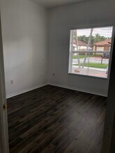 8894 NW 168th St in Hialeah, FL - Foto de edificio - Building Photo