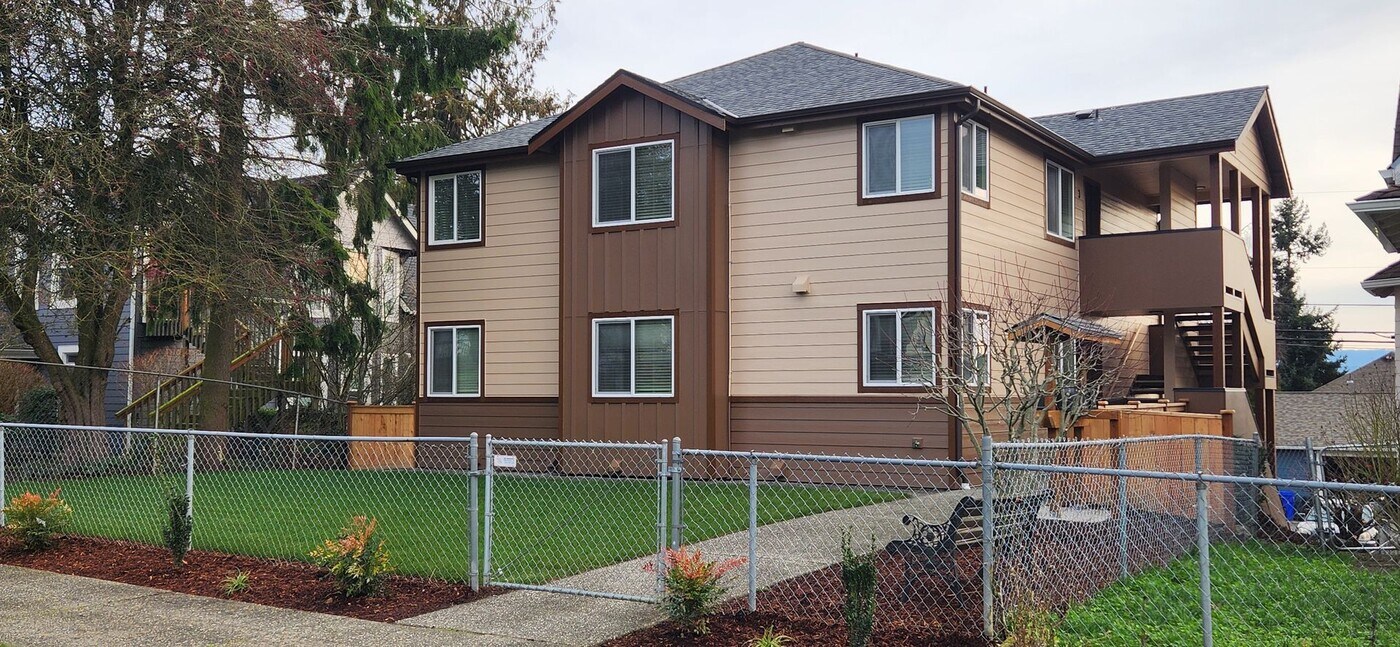 3521 Oakes Ave in Everett, WA - Building Photo