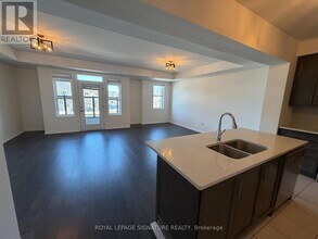 112 Burnhamthorpe Rd E in Oakville, ON - Building Photo - Building Photo