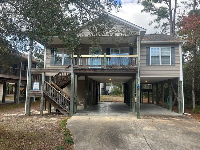 155 NW 3rd St in Oak Island, NC - Building Photo - Building Photo