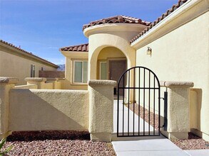 6828 Woodland Vase Ct in Las Vegas, NV - Foto de edificio - Building Photo